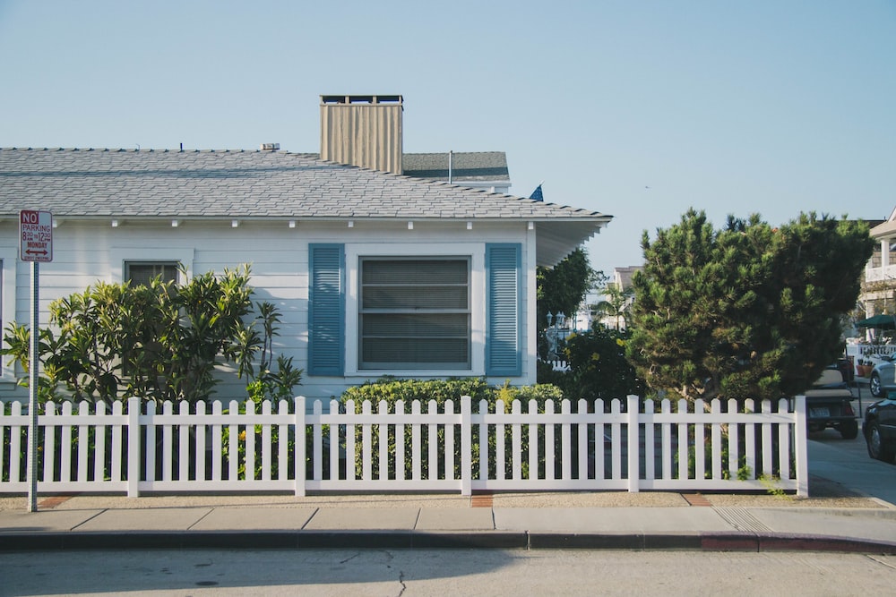 Čtyři důvody, proč jsou moderní hliníkové ploty nejlepší volbou k rodinným domům